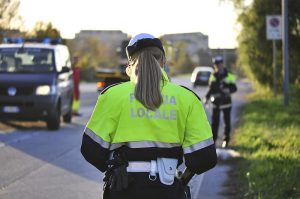 POLIZIA LOCALE, LA RIFORMA È LEGGE: PIÙ TUTELE PER GLI AGENTI, MA I COSTI RICADONO SUI COMUNI